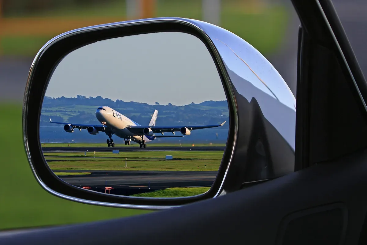 Avion vu depuis une voiture — navette Orléans CDG