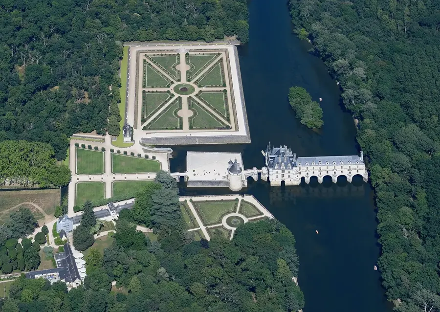 Château de Chenonceau et sa galerie sur le Cher